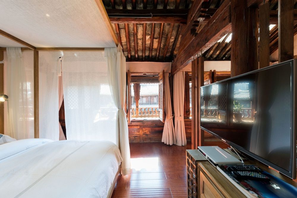 Dali Old Courtyard Boutique Inn Luxury Suite, Bathtub, Courtyard View 10