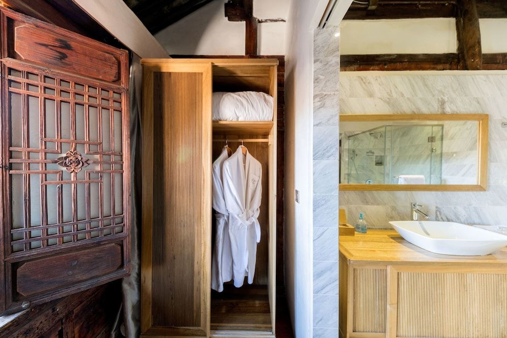 Dali Old Courtyard Boutique Inn Luxury Suite, Bathtub, Courtyard View 14