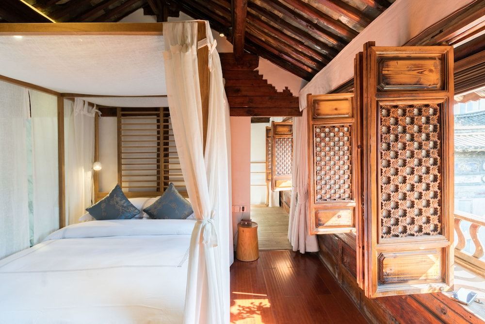 Dali Old Courtyard Boutique Inn Luxury Suite, Bathtub, Courtyard View 4