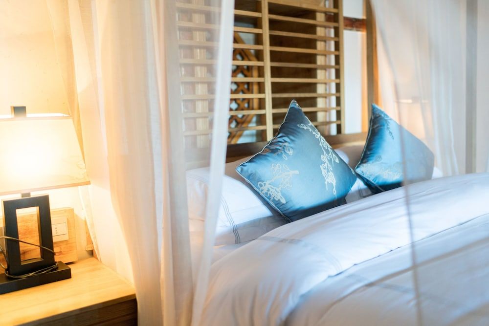 Dali Old Courtyard Boutique Inn Luxury Suite, Bathtub, Courtyard View