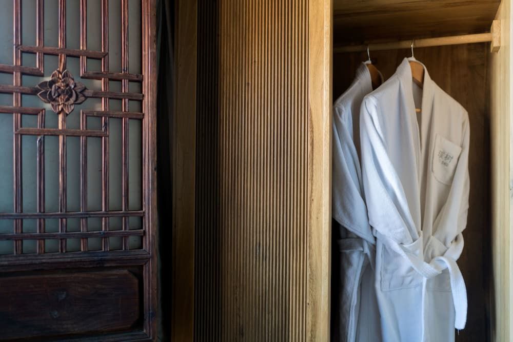 Dali Old Courtyard Boutique Inn Luxury Suite, Bathtub, Courtyard View 13