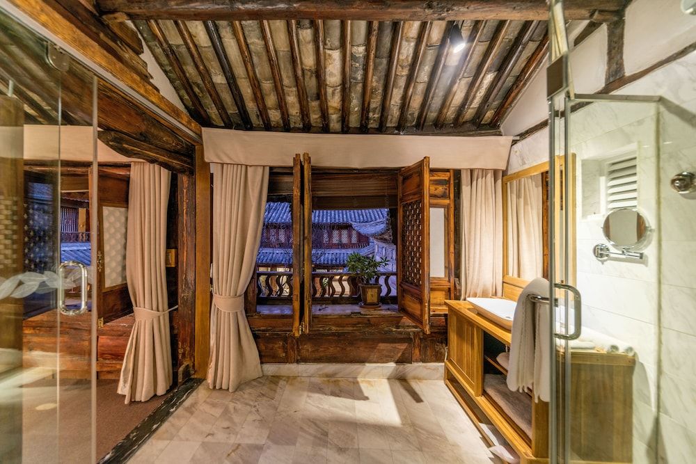 Dali Old Courtyard Boutique Inn Luxury Suite, Bathtub, Courtyard View 12