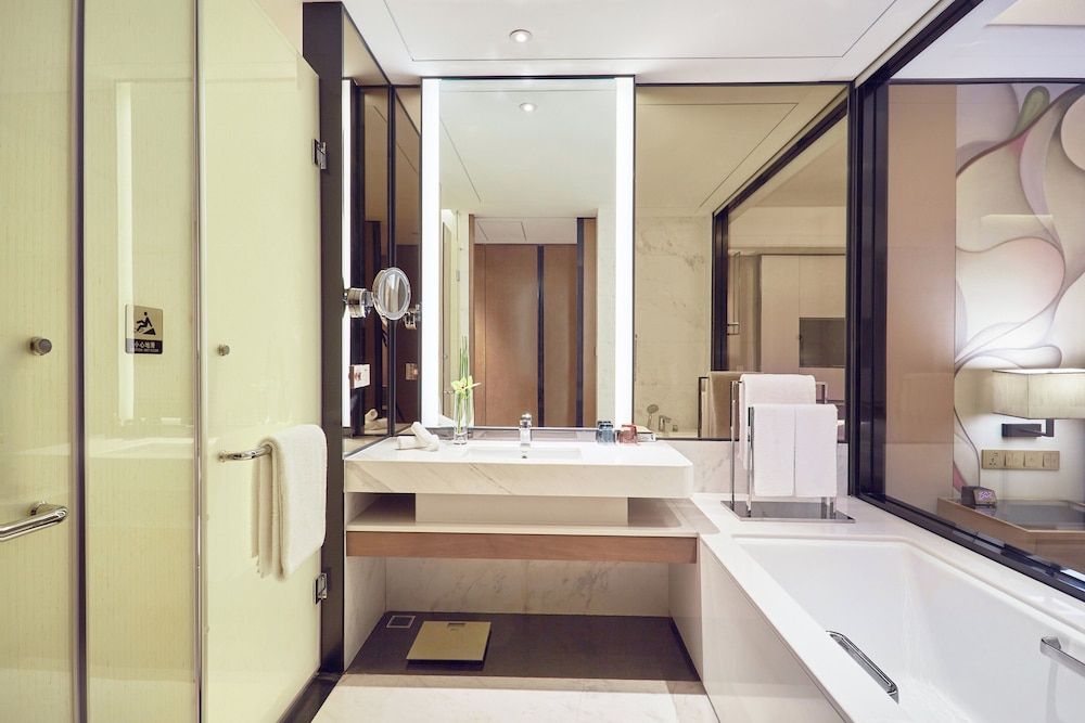 Crowne Plaza Hangzhou Qiantang by IHG Standard Room, 1 King Bed 6