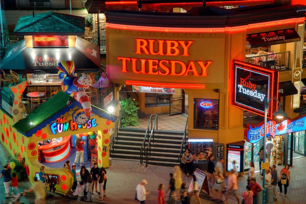 undefined Travelodge by Wyndham Niagara Falls at the Falls 6