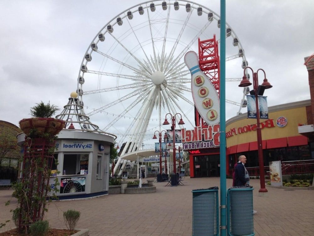 undefined Travelodge by Wyndham Niagara Falls at the Falls 9