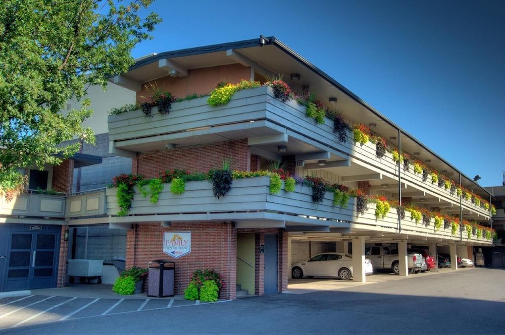 undefined Travelodge by Wyndham Niagara Falls at the Falls 8