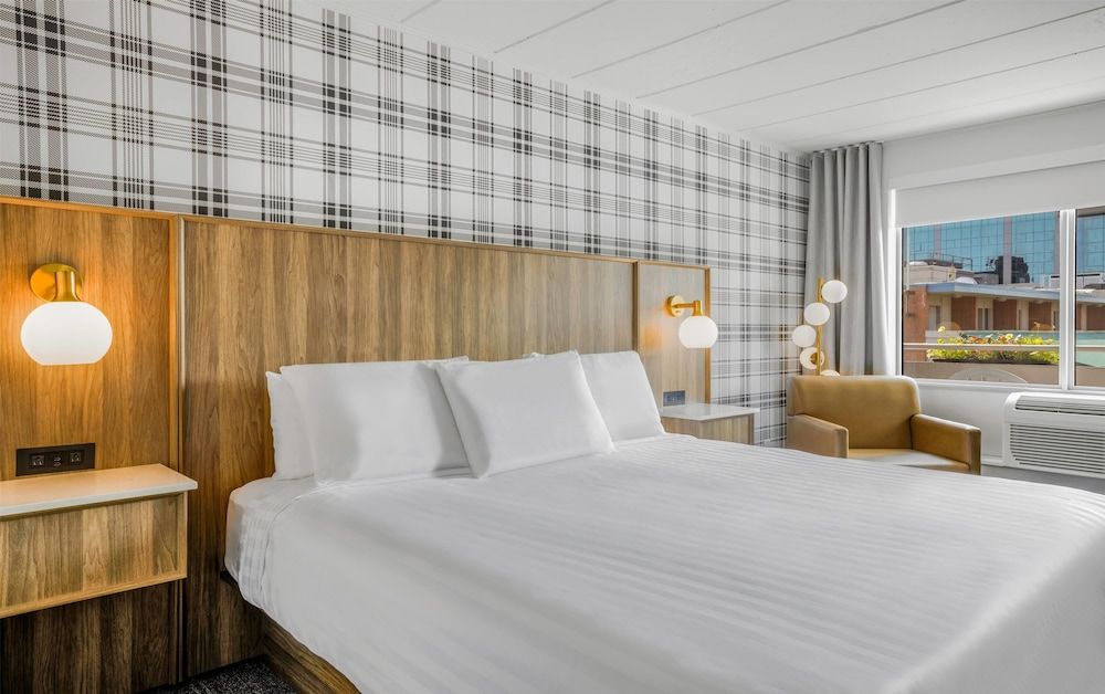 undefined Travelodge by Wyndham Niagara Falls at the Falls 2