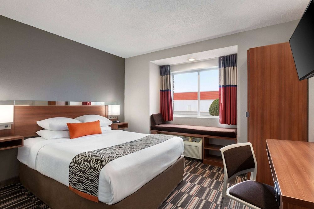 Standard Room, 1 Queen Bed
