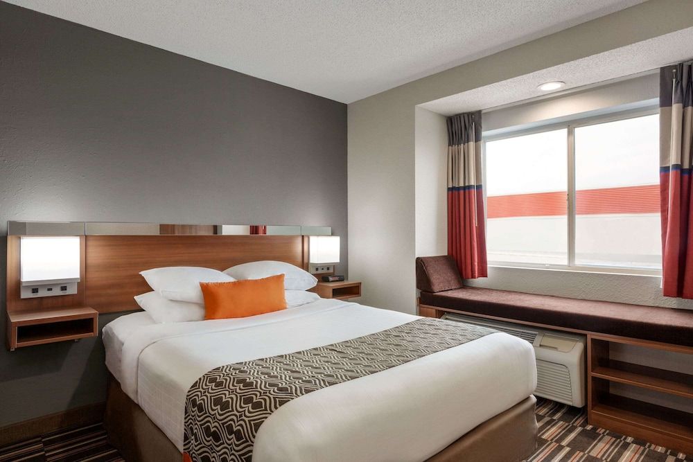 Suite, 1 Queen Bed, Accessible (Mobility, Bathtub w/ Grab Bars)