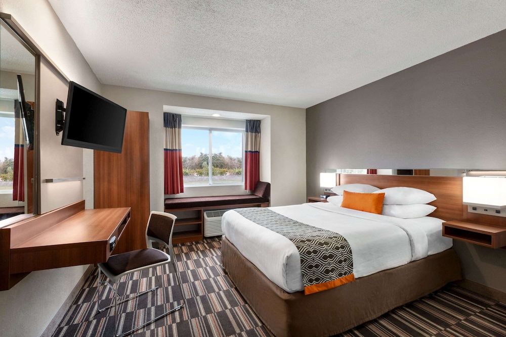 Standard Room, 1 Queen Bed, Accessible, Non Smoking (Mobility, Bathtub w/ Grab Bars)