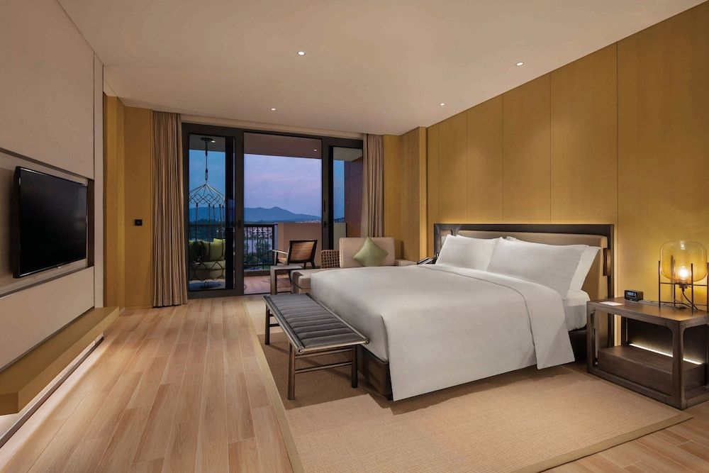 Deluxe Suite, 1 Bedroom, Lake View