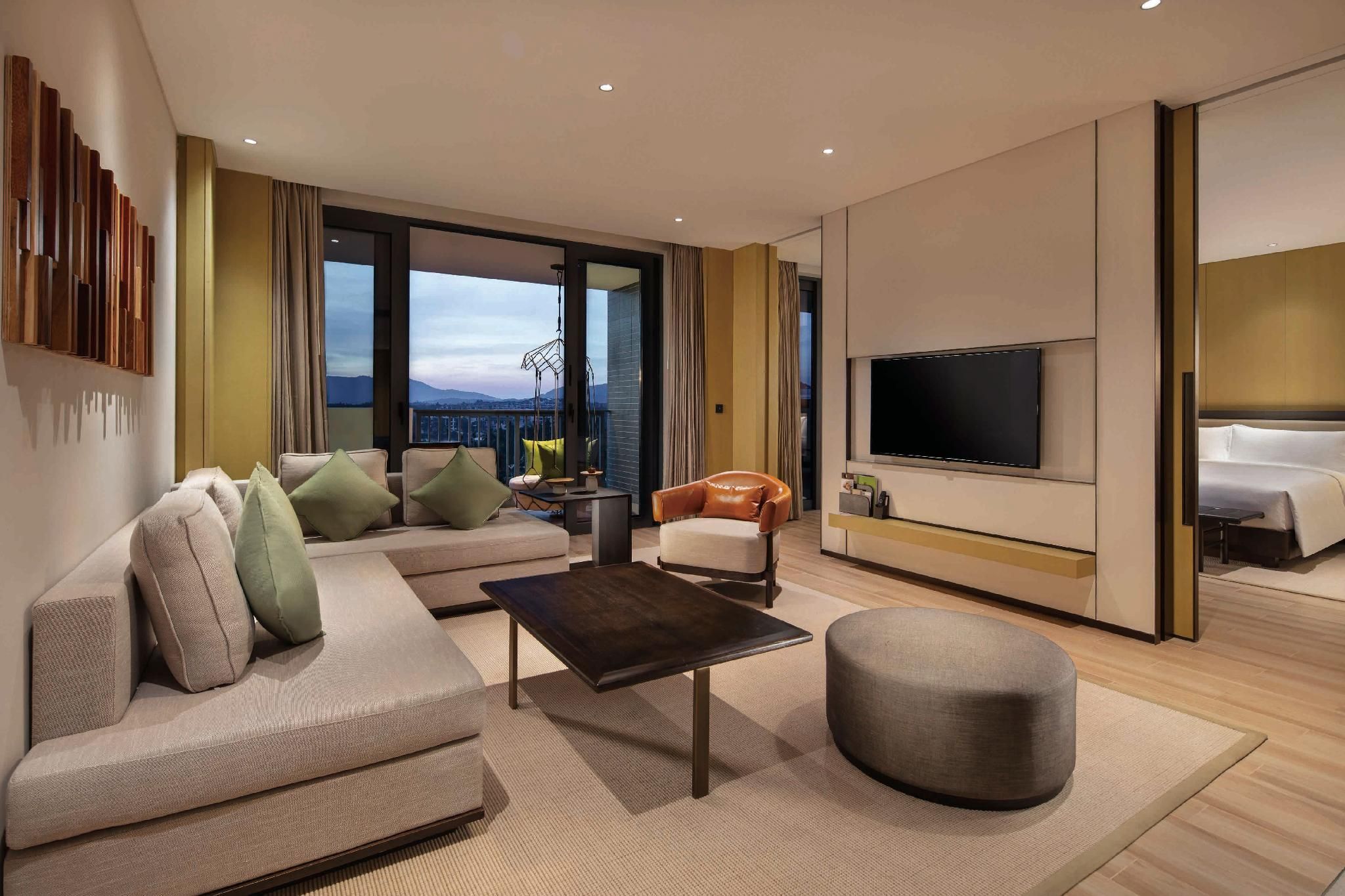 KING ONE BEDROOM DELUXE SUITE LAKE VIEW