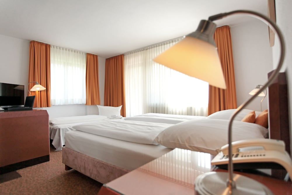 Hotel Flora Stuttgart - Möhringen Comfort Triple Room, 1 Double Bed with Sofa bed 3