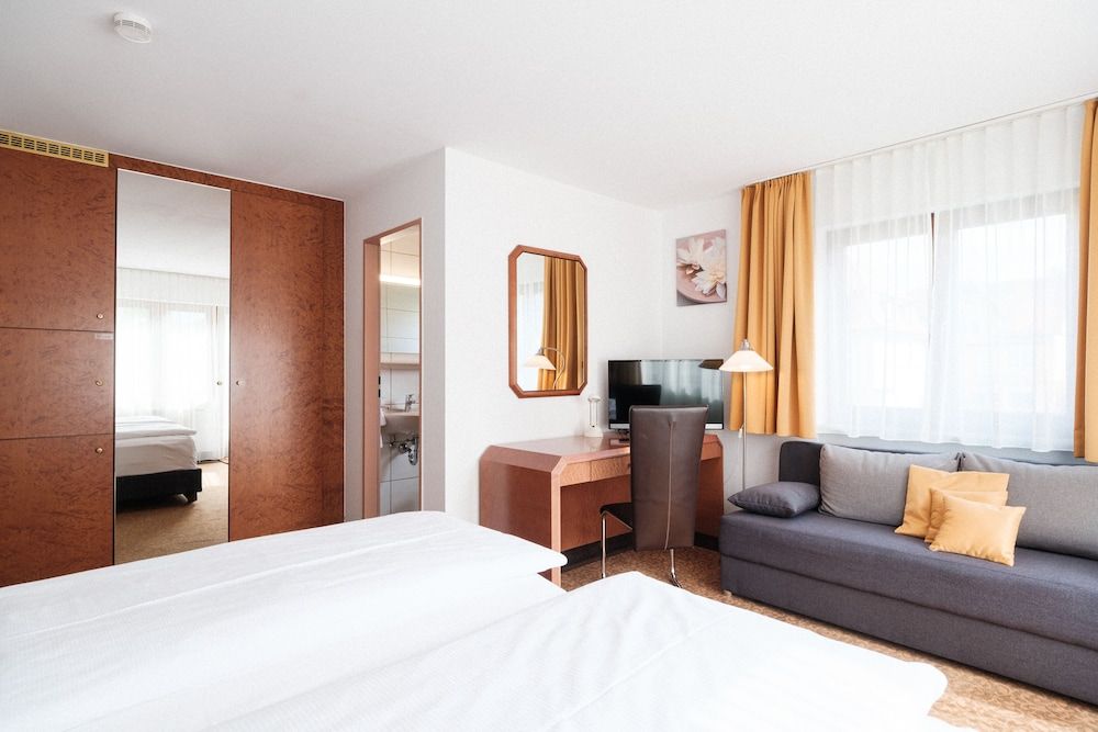 Hotel Flora Stuttgart - Möhringen Comfort Triple Room, 1 Double Bed with Sofa bed 5