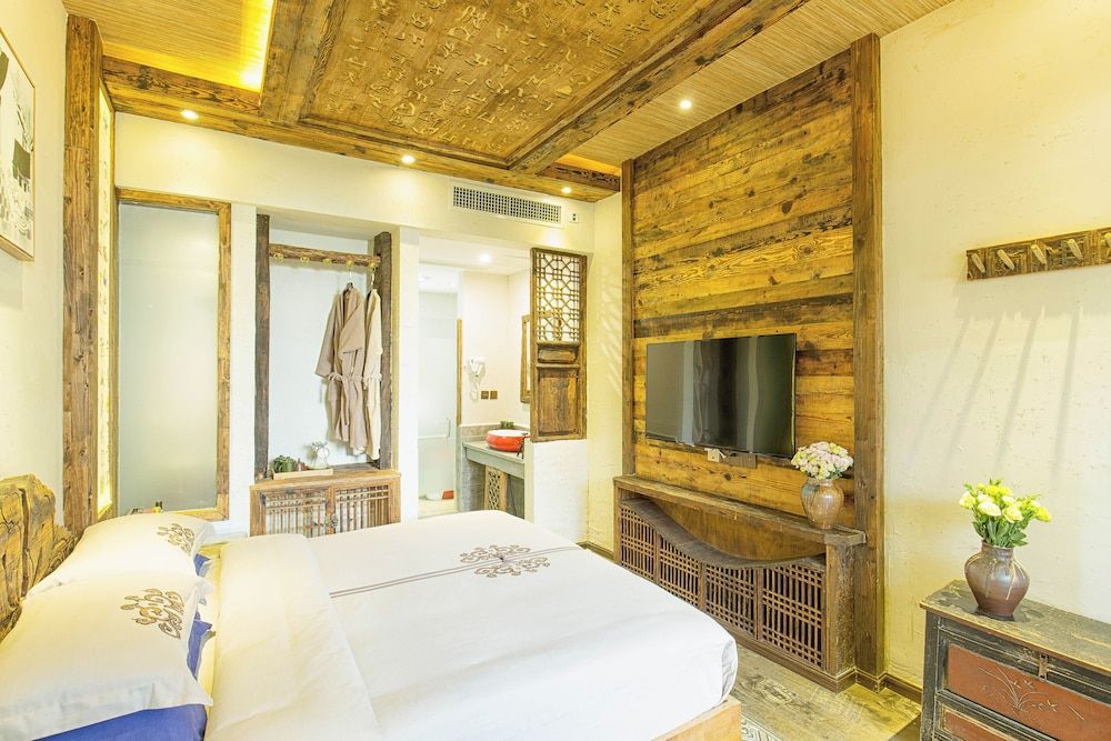 China Old Story Inn Lijiang Elite Garden Queen bed room with lake view 13