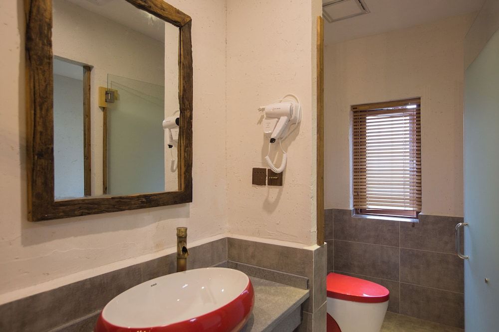 China Old Story Inn Lijiang Elite Garden Queen bed room with lake view 7