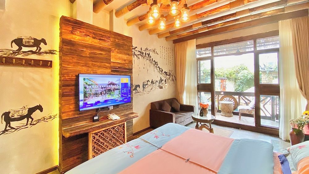 China Old Story Inn Lijiang Elite Garden Queen bed room with lake view 12