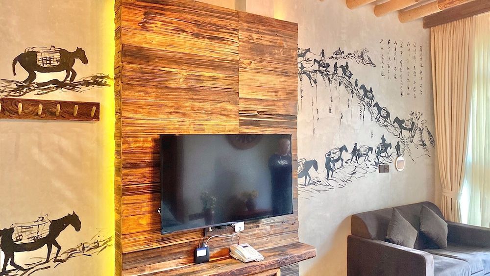 China Old Story Inn Lijiang Elite Garden Queen bed room with lake view 11