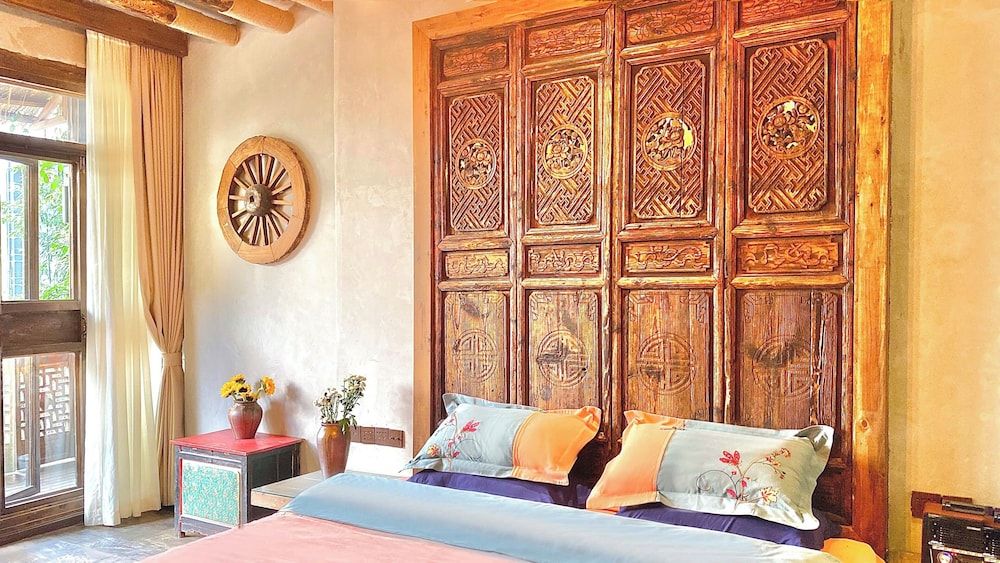 China Old Story Inn Lijiang Elite Garden Queen bed room with lake view 10