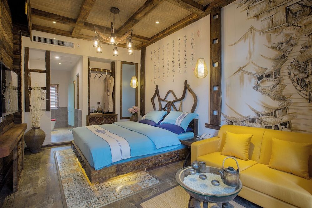 China Old Story Inn Lijiang Elite Garden Queen bed room with lake view 4