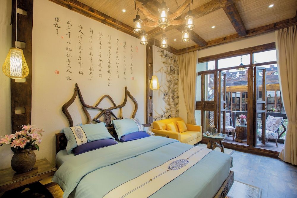 China Old Story Inn Lijiang Elite Garden Queen bed room with lake view 2