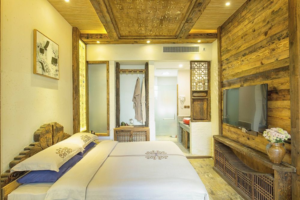 China Old Story Inn Lijiang Elite Garden Queen bed room with lake view 6
