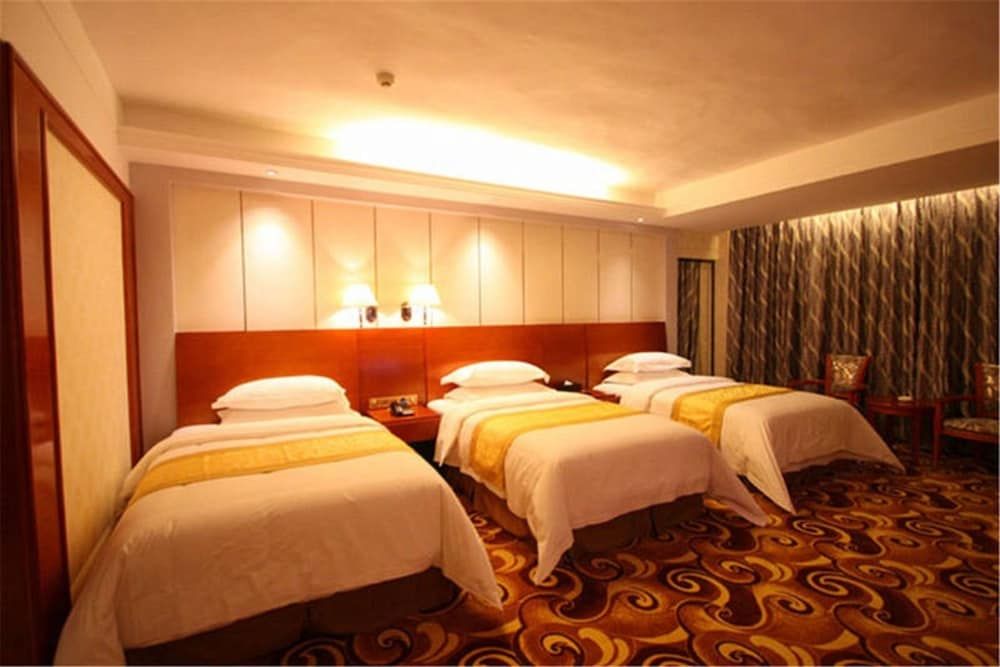 Victoria Hotels Deluxe Triple Room