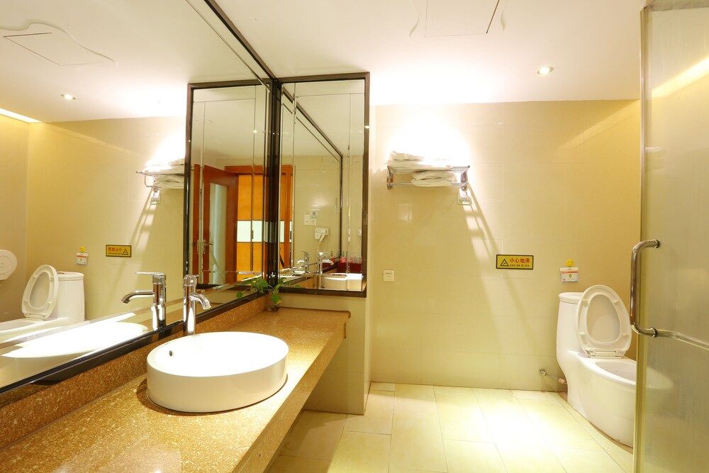 Victoria Hotels Deluxe Triple Room 3