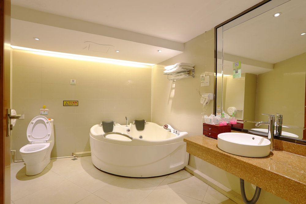 Victoria Hotels Executive Suite 2