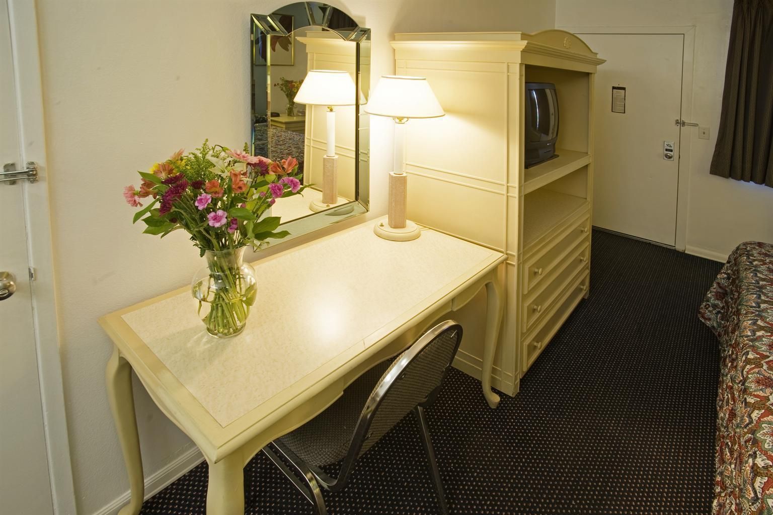 Americas Best Value Inn Thousand Oaks King Room 3