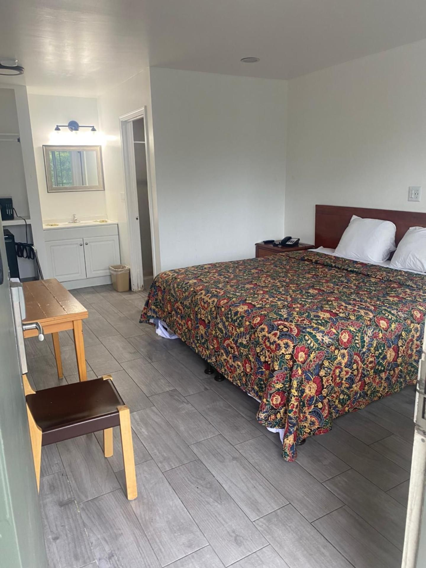 Americas Best Value Inn Thousand Oaks 1 King Bed Smoking