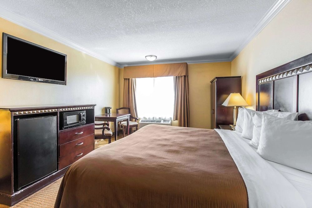 Accessible Room, 1 King Bed, Roll-In Shower, Non Smoking