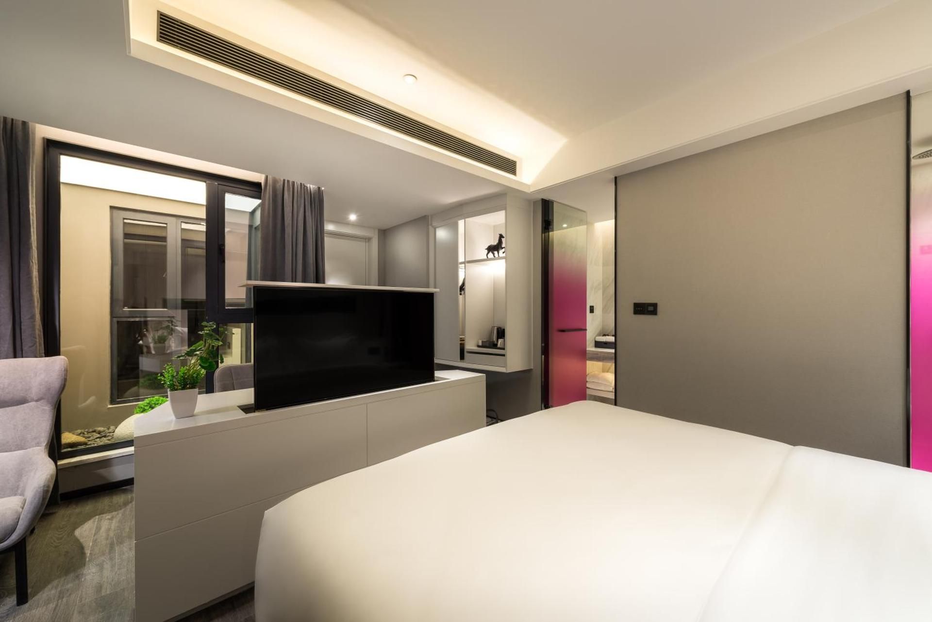 Superior Room 1 King Bed