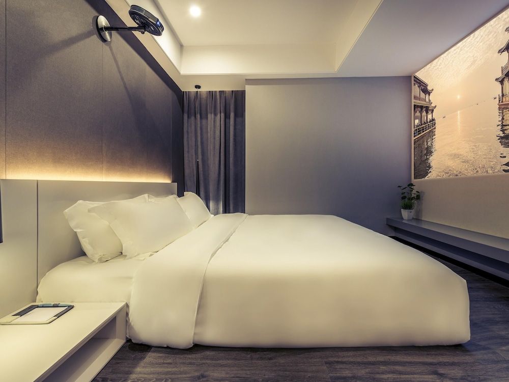 Standard Room, 1 King Bed