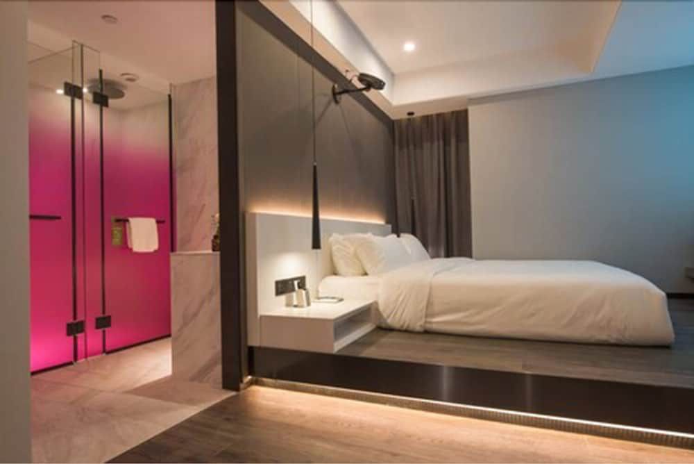Standard Room, 1 King Bed