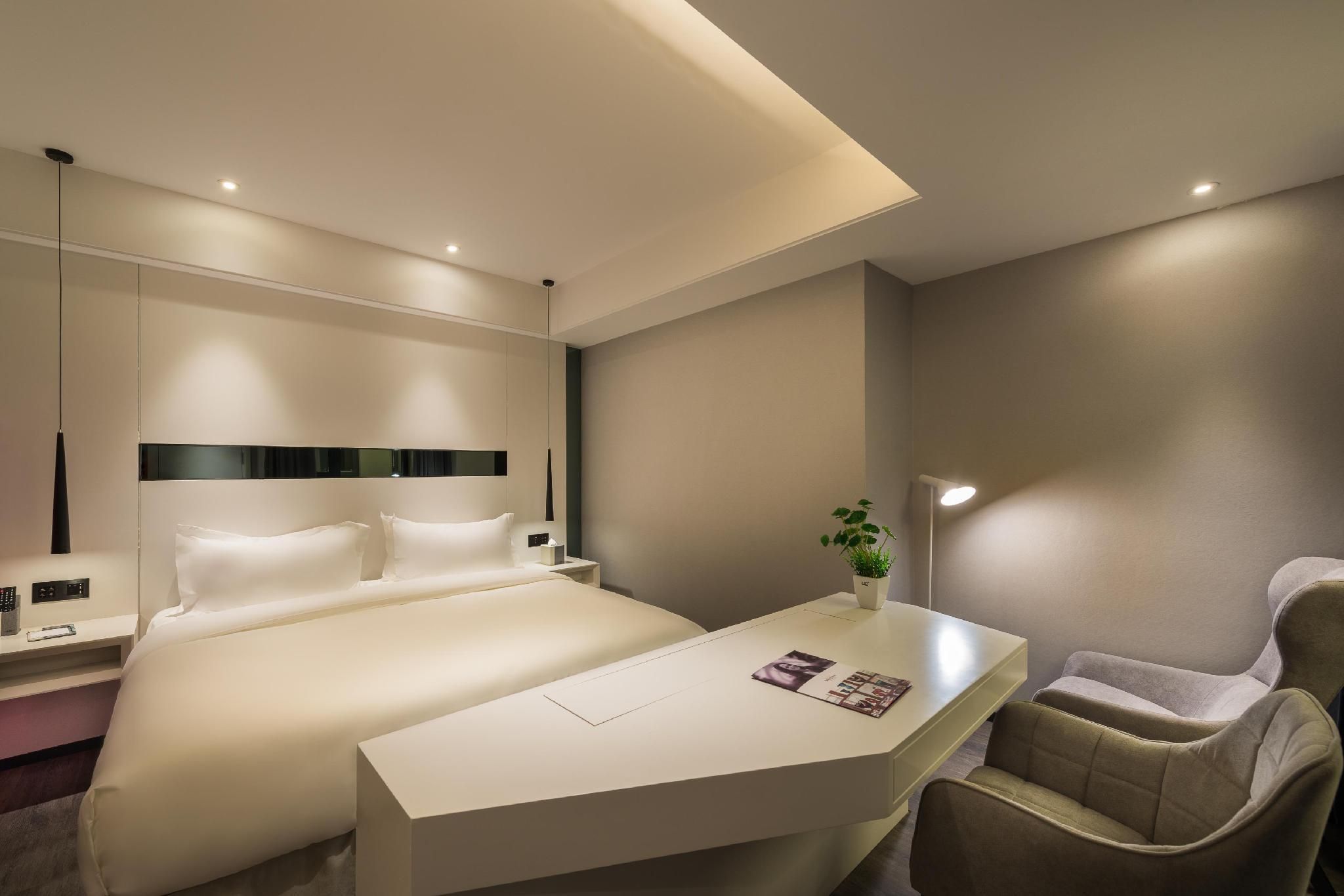 Superior Room 1 King Bed