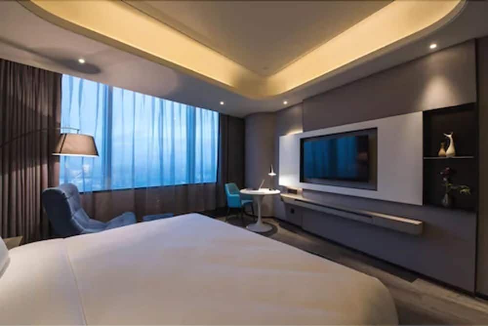 Deluxe Room, 1 King Bed, River View