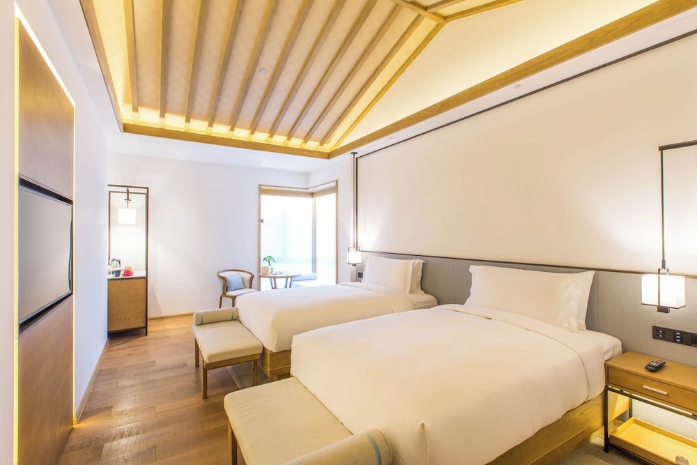 Room, 2 Twin Beds, Lake View