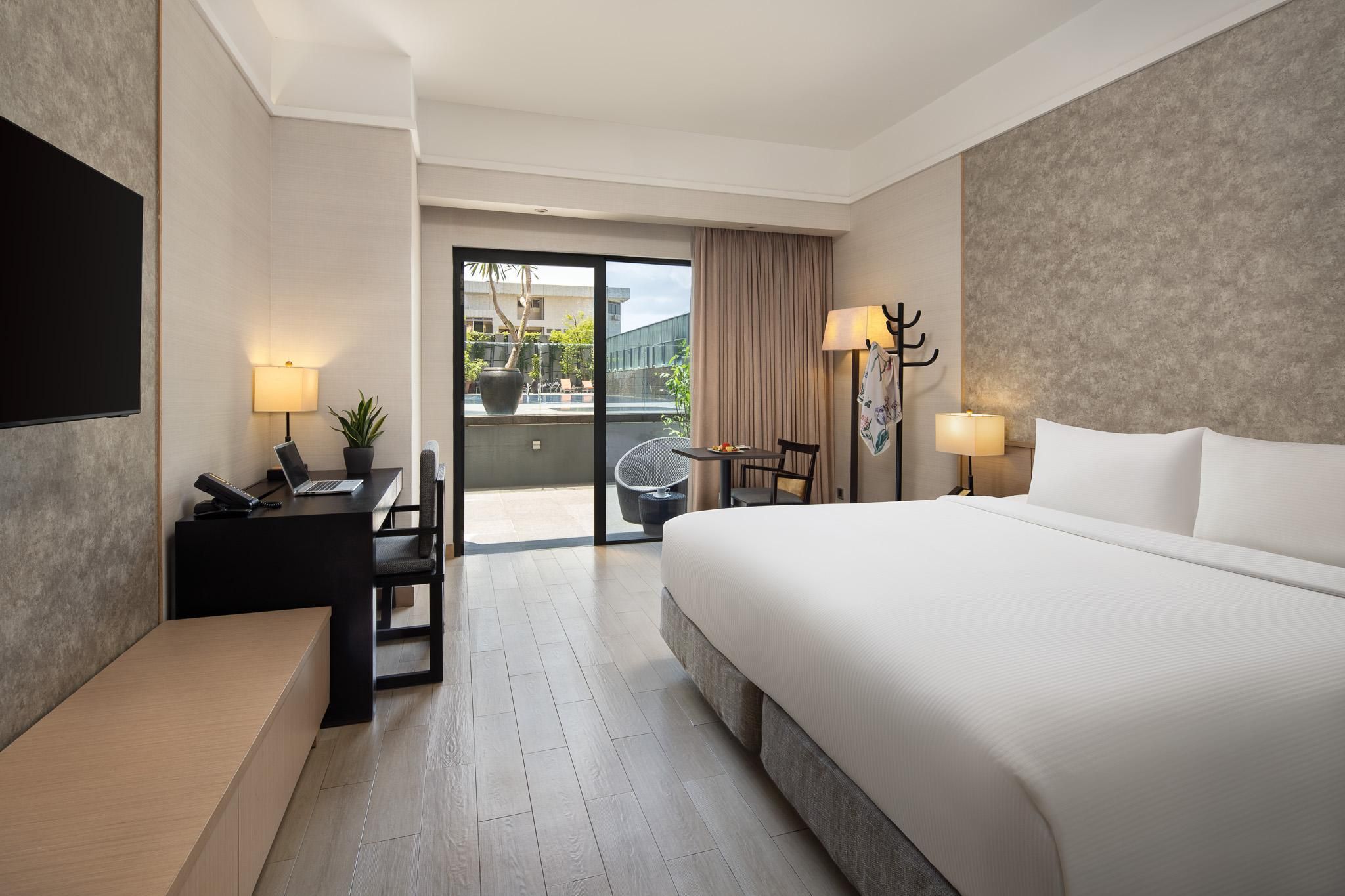 DELUXE POOL SIDE ROOM 1 KING BED