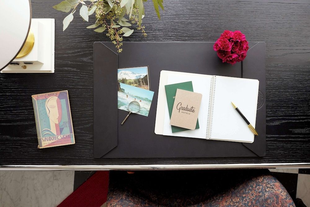 Graduate by Hilton Seattle Room, 1 King Bed, Accessible, Bathtub 8