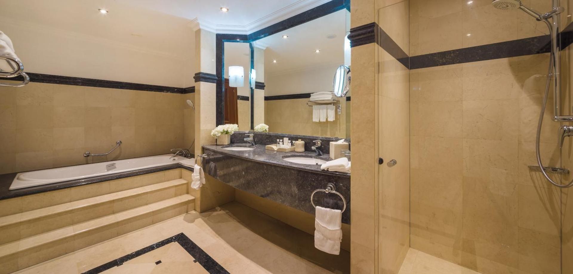 Presidential Suite, 1 Bedroom Presidential Suite, 1 King, Sofa bed, Cathedral view