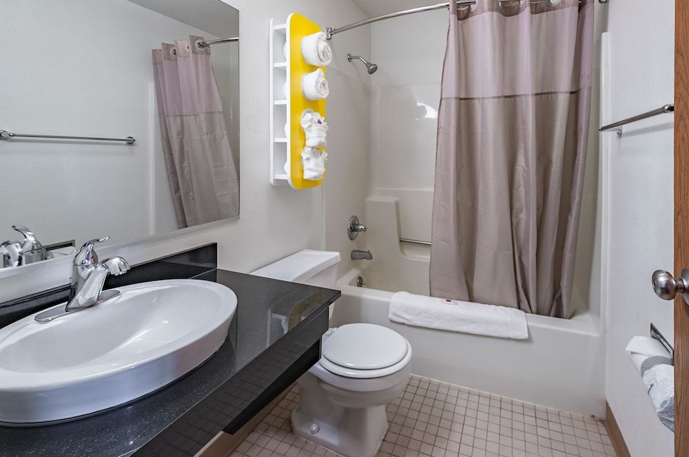 Motel 6 Drums, PA Standard Room, 1 King Bed, Non Smoking 8