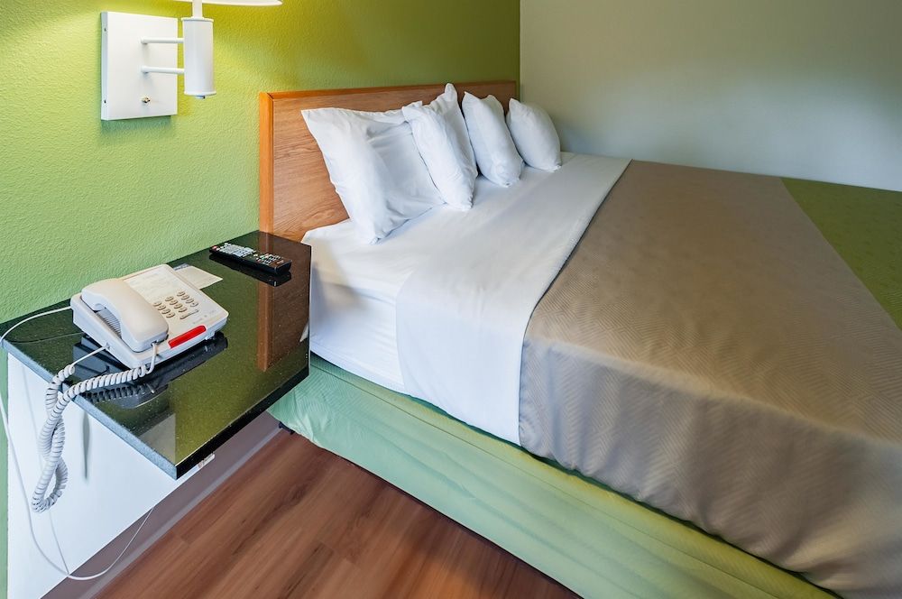 Motel 6 Drums, PA Standard Room, 1 King Bed, Non Smoking 7