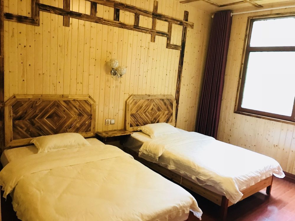 Standard Twin Room with Mountain View