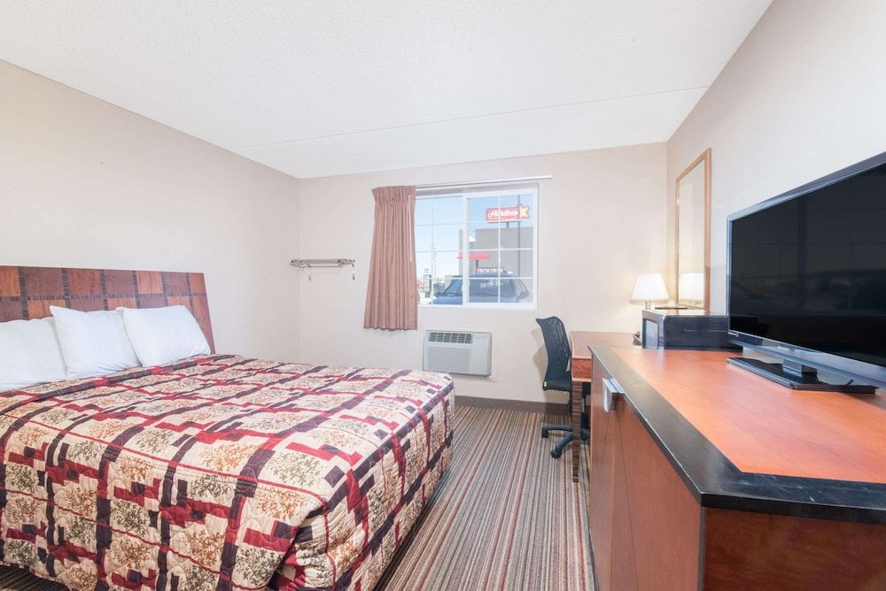 Knights Inn Grand Forks Room, 1 King Bed 4