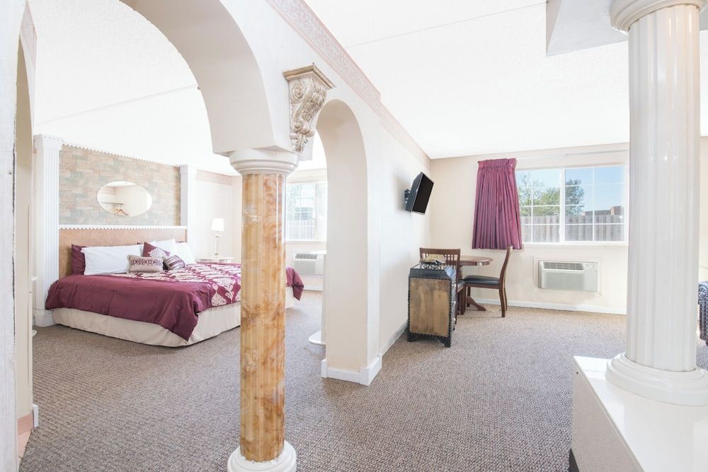 Knights Inn Grand Forks Room, 1 King Bed 5