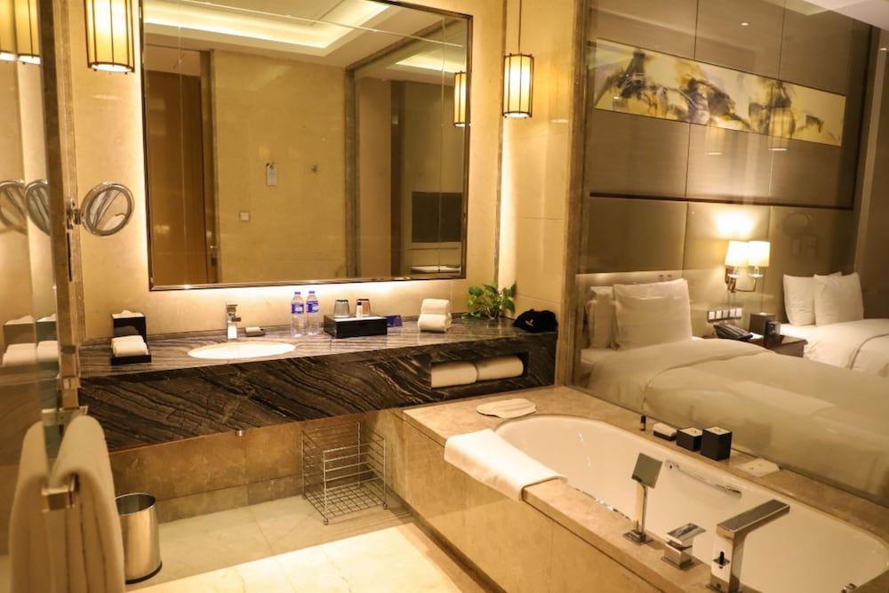 Wanda Realm Nanchang Grand Twin Room (with view) 4