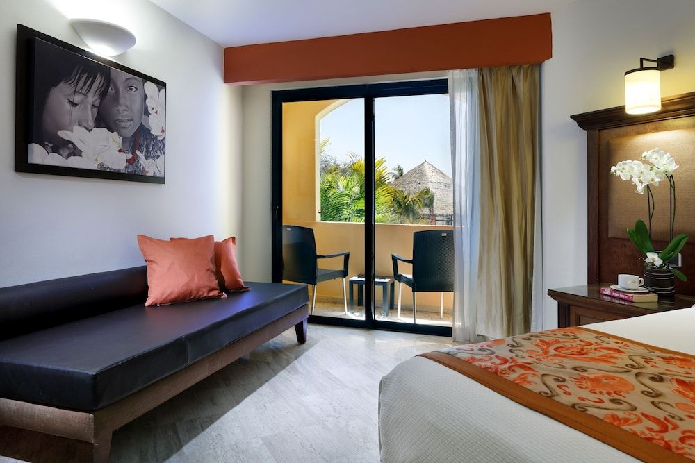 Grand Palladium Vallarta Resort & Spa - All Inclusive Deluxe Triple Room, Ocean View (Panoramic) 2