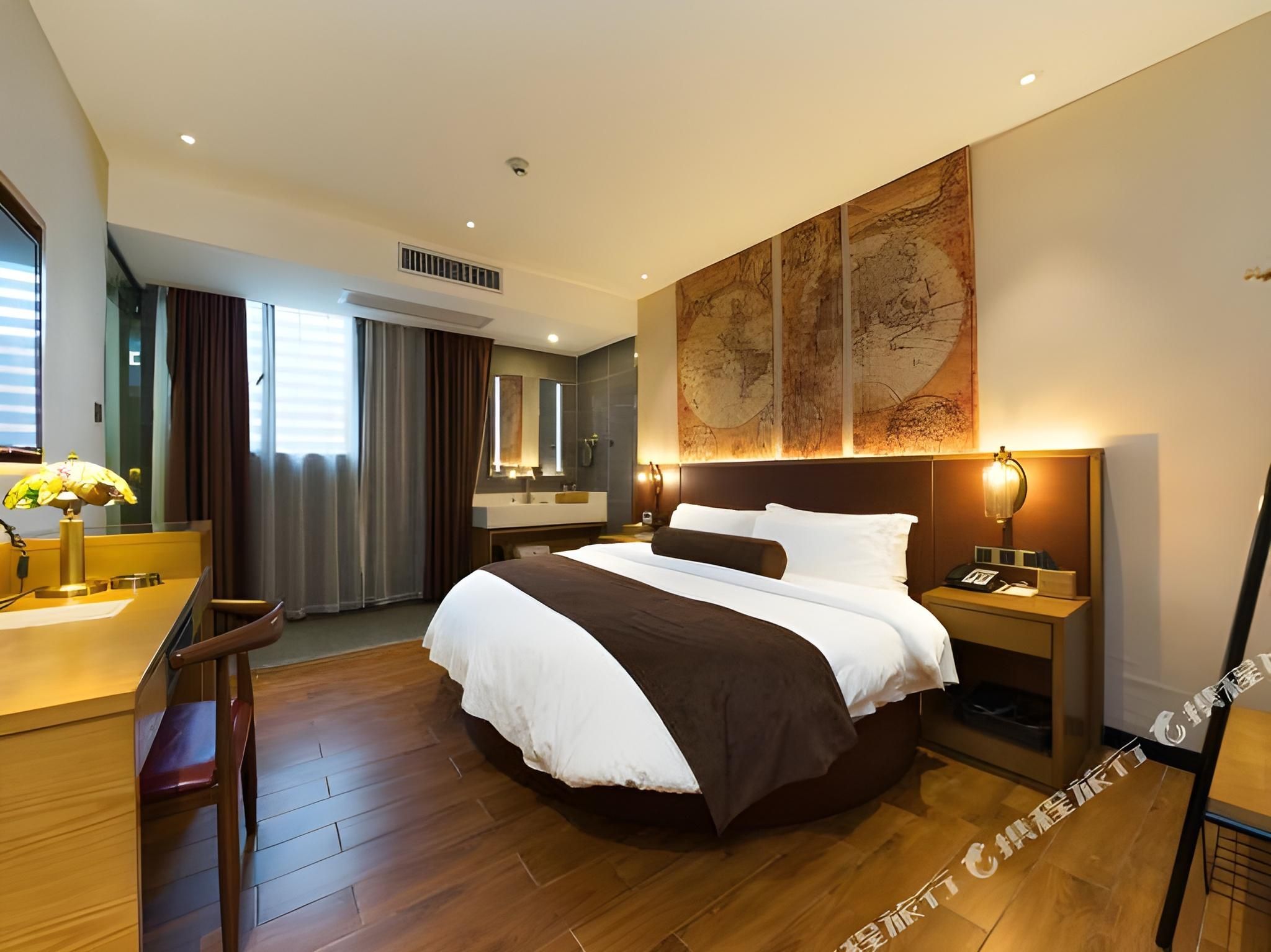James Joyce - Queen Bed Room