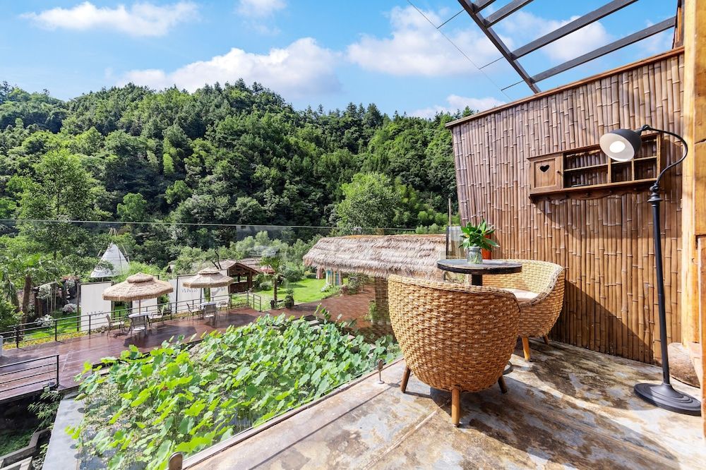 Signature Room, 1 King Bed, Balcony, Mountain View